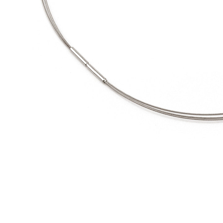 De Boccia Titanium Lengte Collier staal 0804-01 van Boccia is een slank, zilverkleurig stalen collier met een elegante cilindrische sluiting, afgebeeld op een witte achtergrond. Linksboven is slechts een deel van de ketting zichtbaar, die een zachte curve vormt.