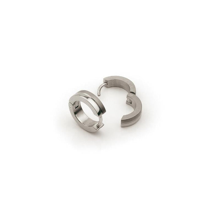 Twee Boccia Titanium Oorringen 0510-02 creolen van Boccia worden afgebeeld op een effen witte achtergrond. Eén oorbel is open om het scharniermechanisme te tonen, terwijl de andere gesloten blijft.