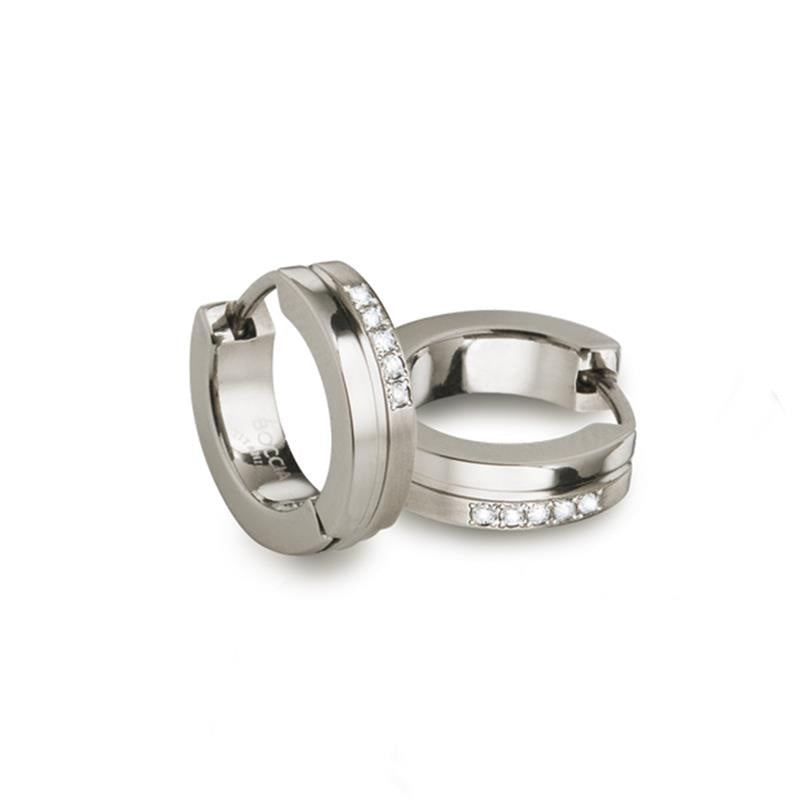 Srebrne kolczyki z tytanu z diamentami o średnicy 10 mm.
