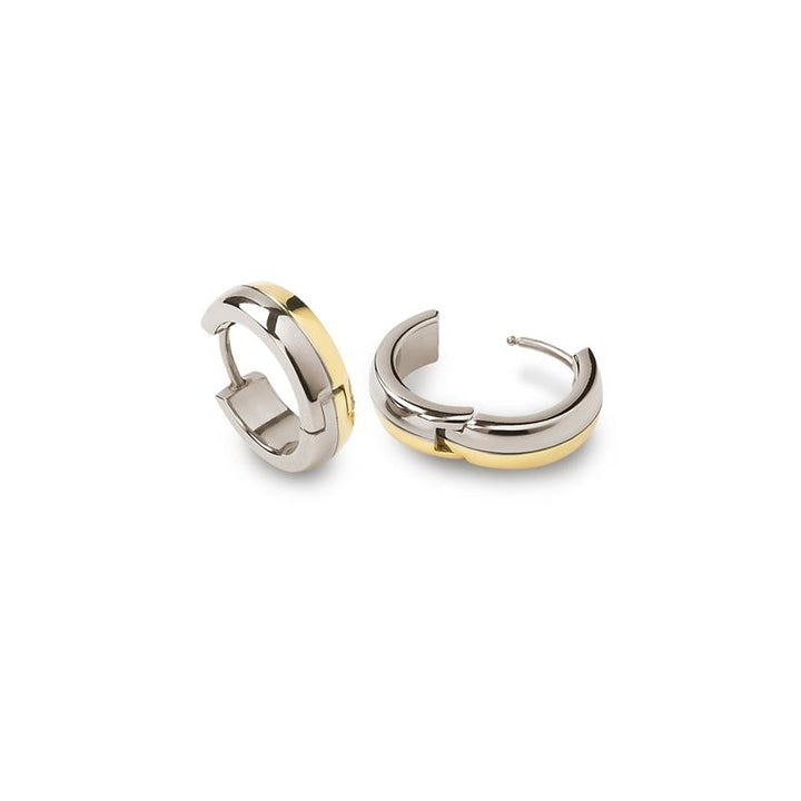 De Boccia Titanium Oorringen Bicolor 0539-07 zijn kleine, strakke tweekleurige oorbellen met gepolijste zilveren en gouden bandjes van Boccia, afgebeeld op een witte achtergrond.