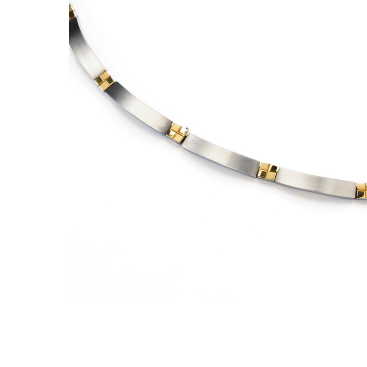Close-up van de Boccia Titanium Collier Bicolor 0831-02 van Boccia, met een prachtig tweekleurig ontwerp met afwisselend zilveren en gouden rechthoekige schakels tegen een witte achtergrond.