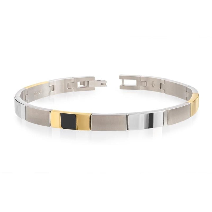 De Boccia Titanium Armband Bicolor 03036-02 heeft afwisselend zilveren, gouden en zwarte segmenten met een rechthoekig geometrisch ontwerp en minimalistische sluiting, die de strakke moderne stijl van Boccia laat zien.