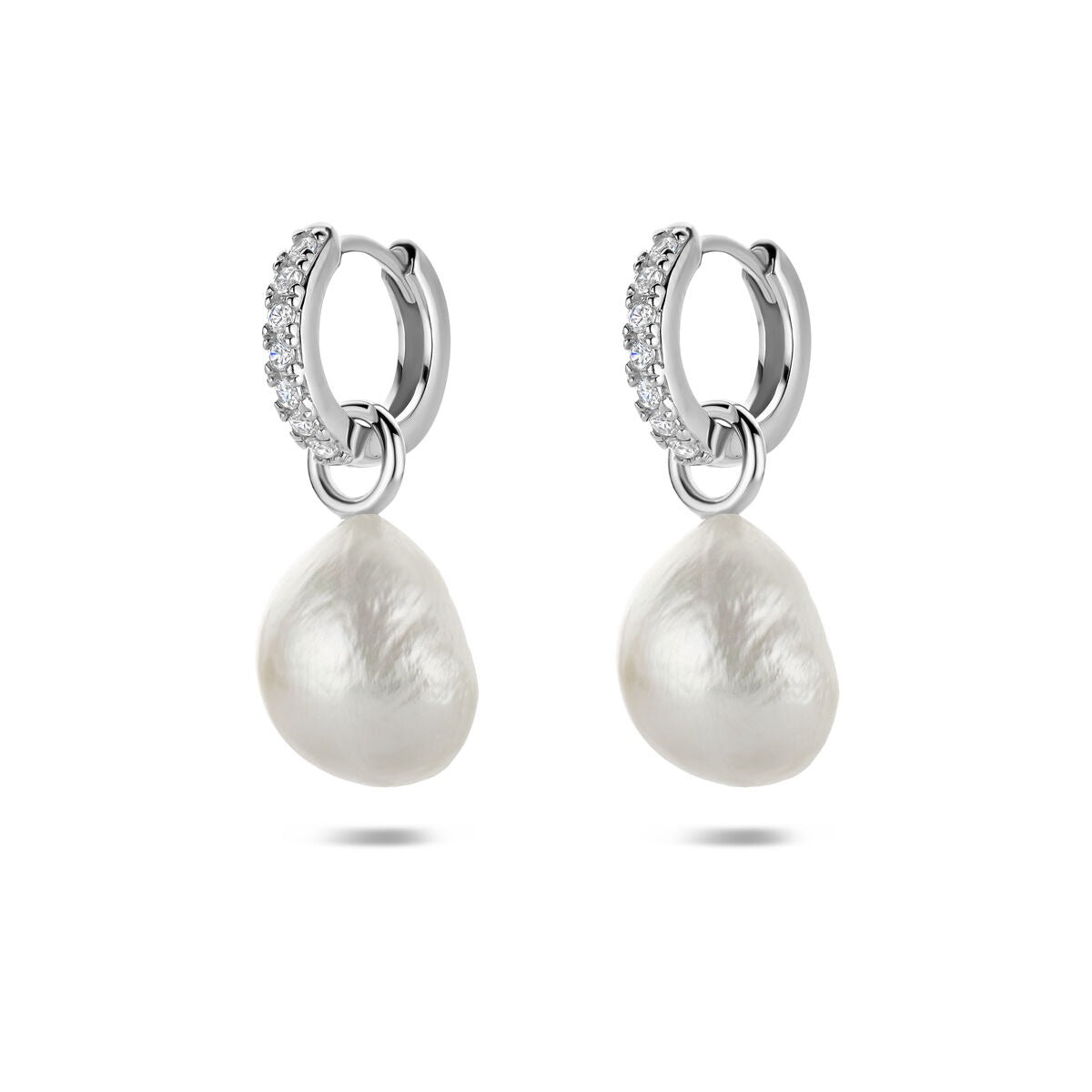 Gerhodineerde 925 zilveren oorringen met een druppelvormige parel en zirkonia-stenen aan de bovenkant.