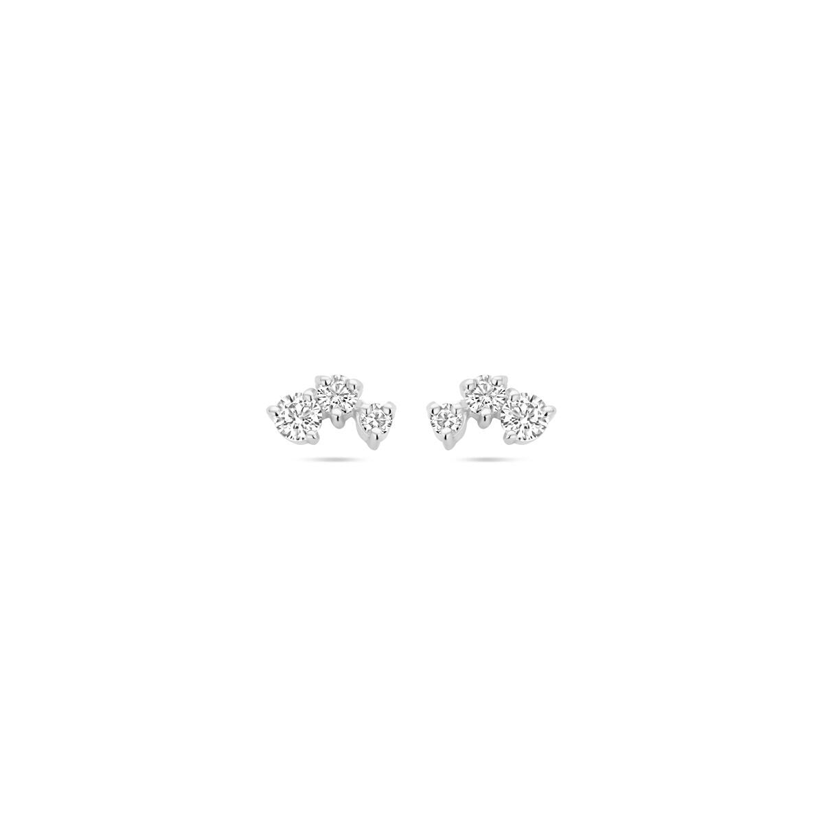 Srebrne kolczyki damskie z cyrkoniami, gerhodynowane, o wymiarach 4,5 x 8 mm.