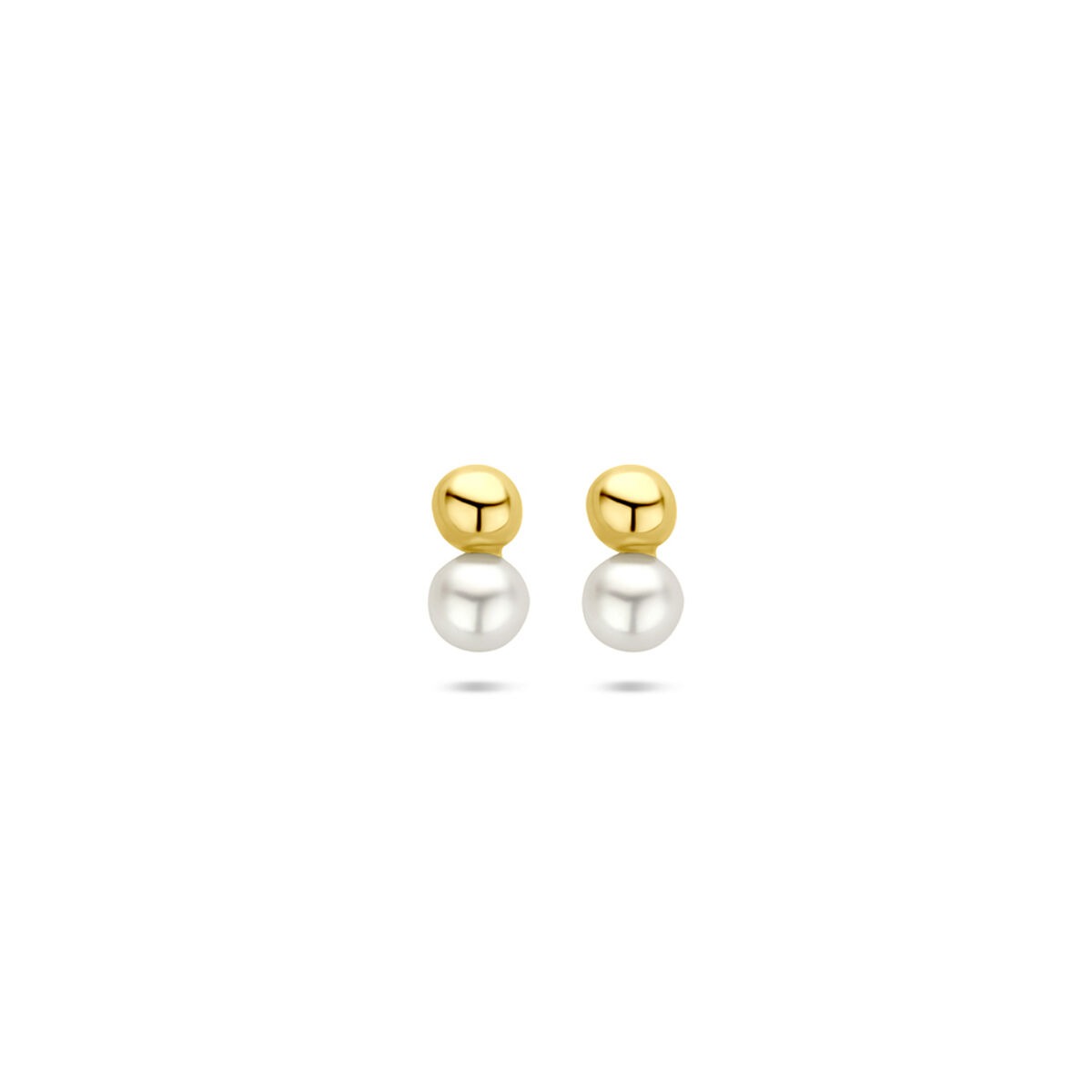 14k gouden oorknoppen met een bolvormige bovenkant en een parel van 6,5 mm eronder.