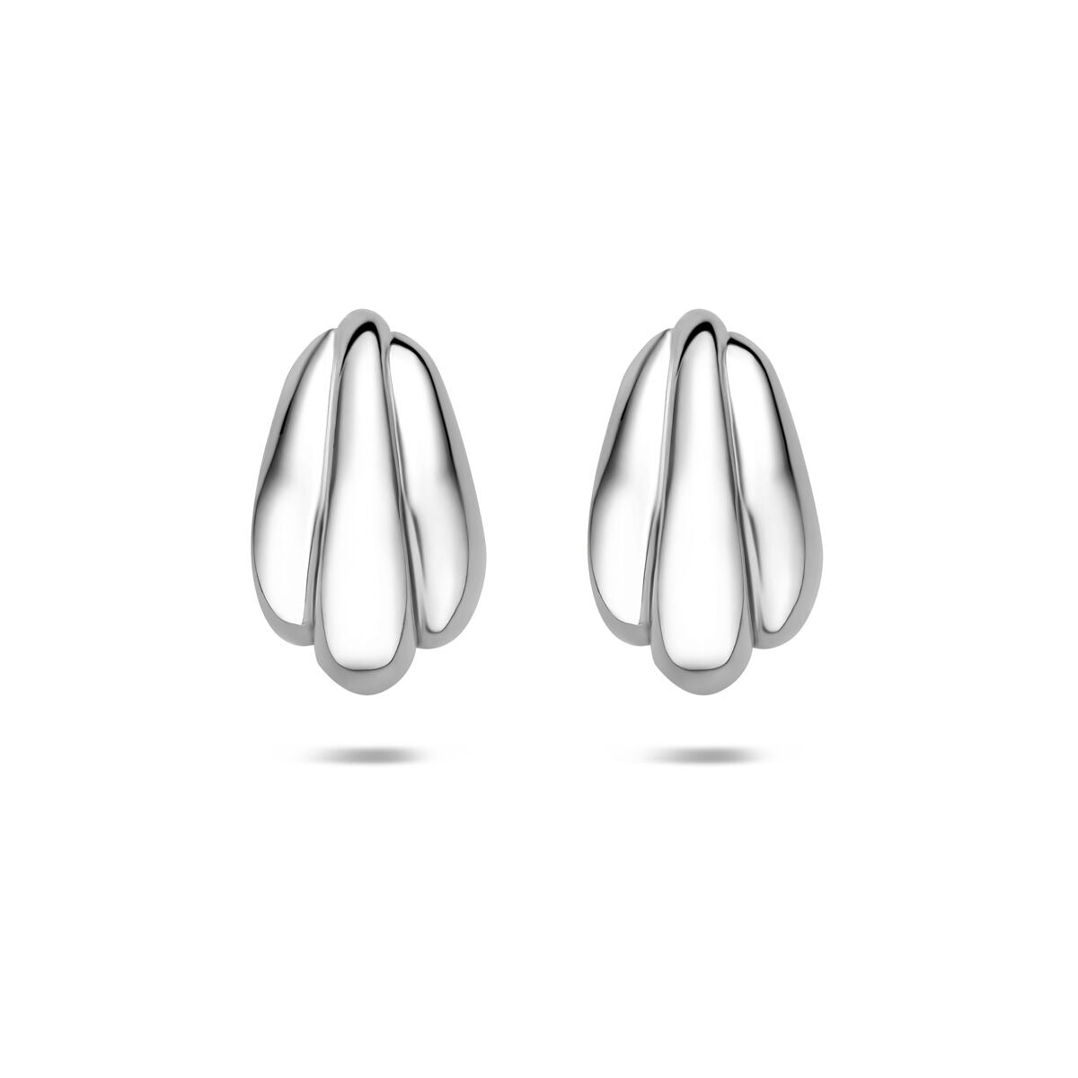 Srebrne kolczyki o kształcie łezki, gerhodinowane, wymiary 16,5 x 10 mm.