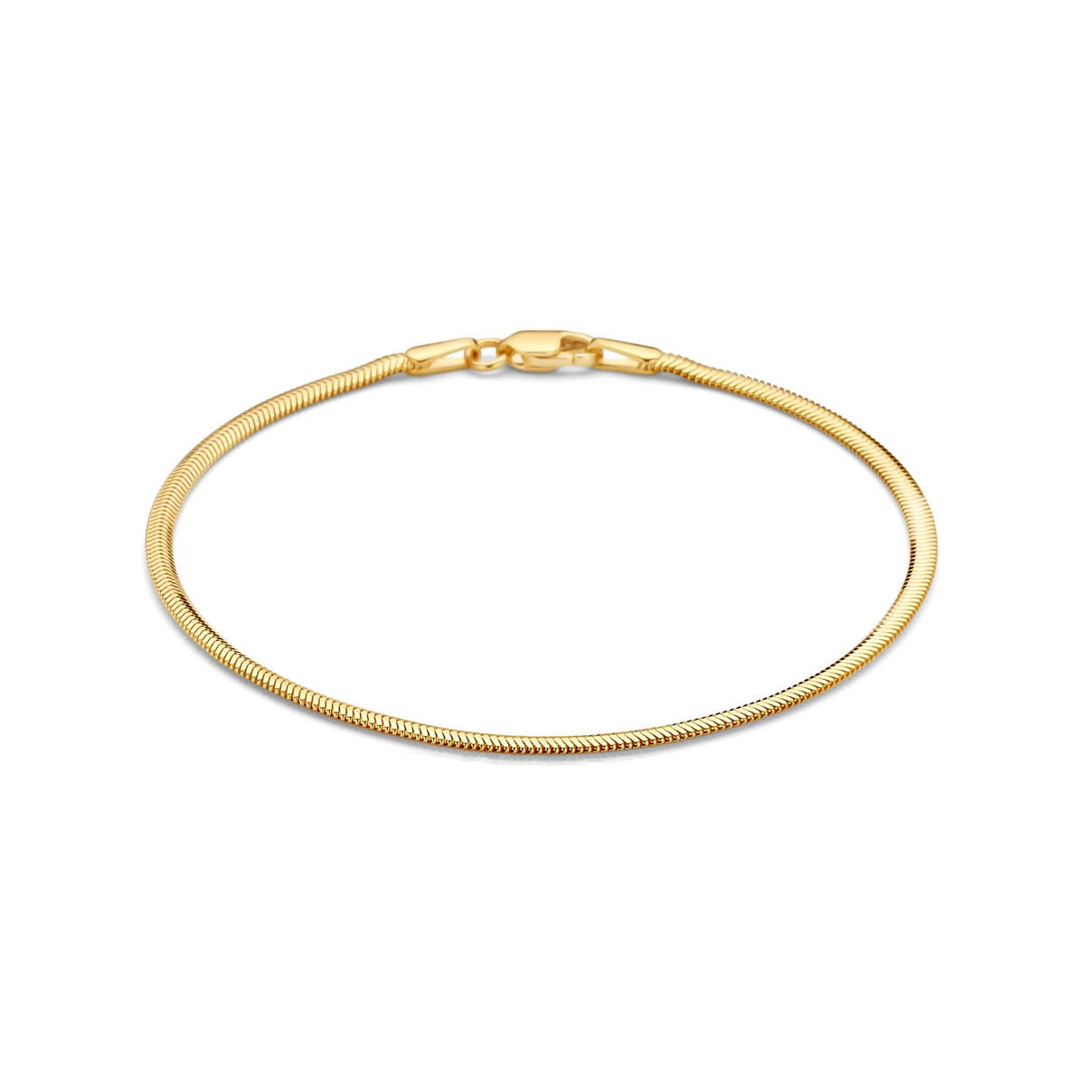 14k geelgouden slangenarmband met een gladde, flexibele afwerking en een sluiting aan de zijkant.