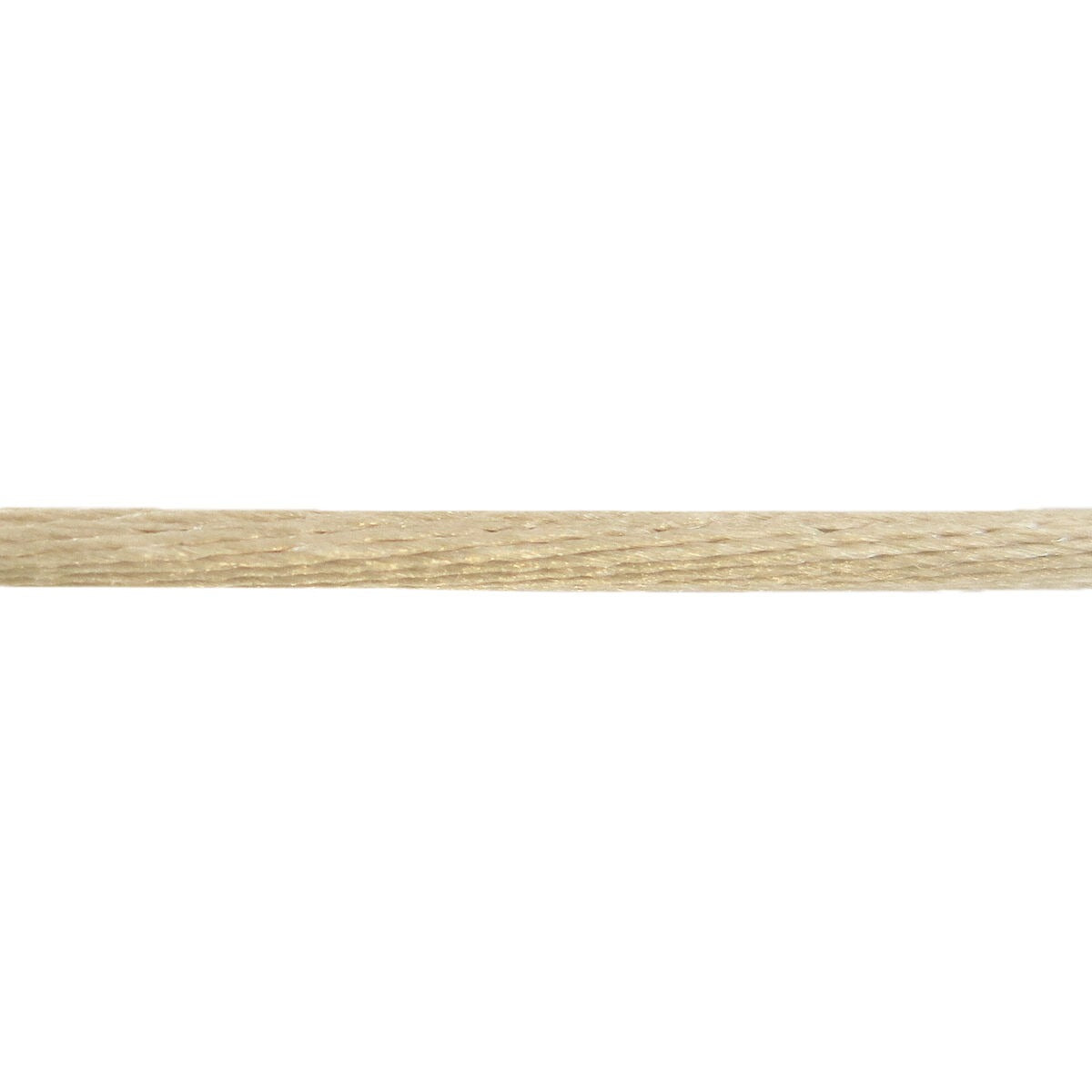 Beżowy satynowy sznurek o długości 38 cm do tworzenia własnej bransoletki.
