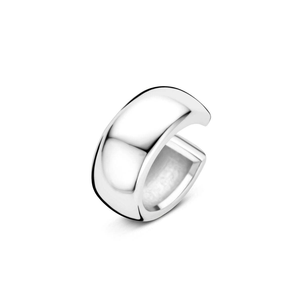 Srebrny ear cuff o gładkiej powierzchni i nowoczesnym kształcie.