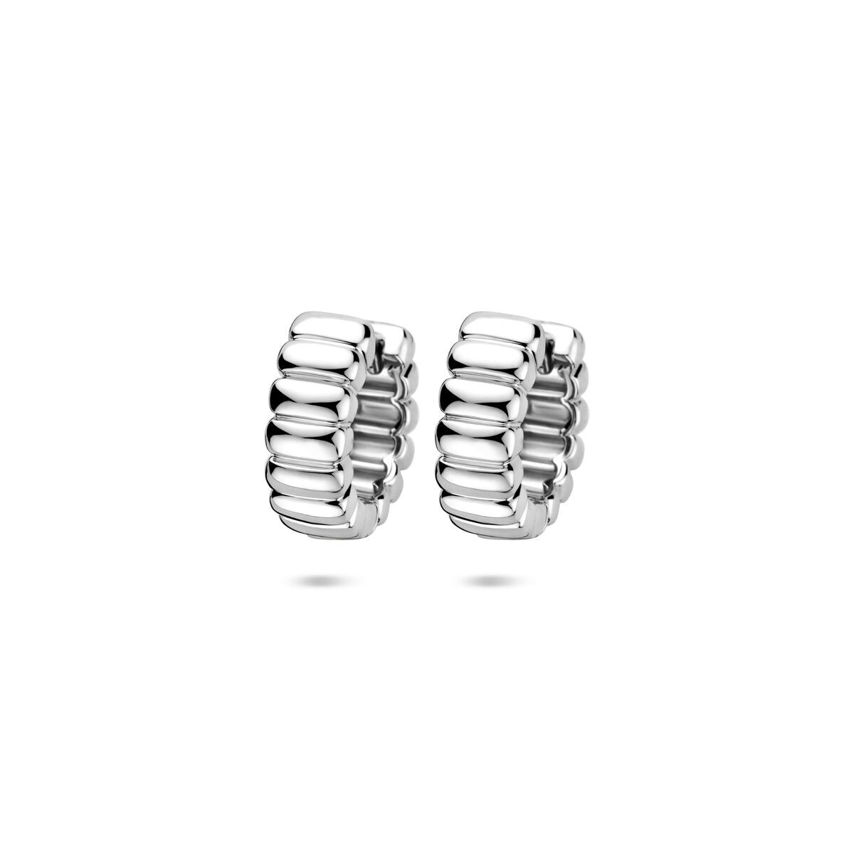 Zilveren klapoorringen van gerhodineerd 925 zilver met een breedte van 14 mm en hoogte van 5 mm.