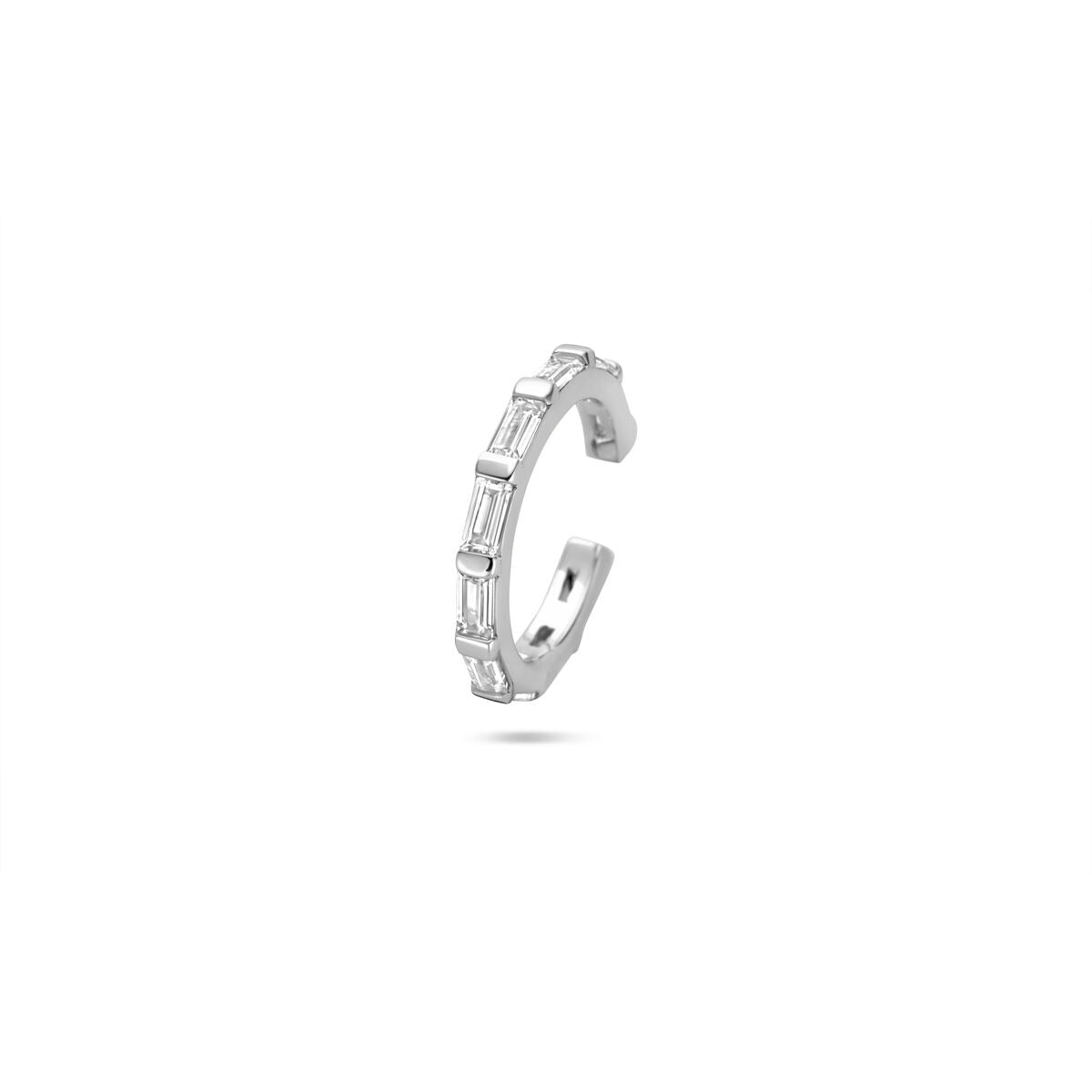 Srebrny ear cuff z cyrkoniami, rodowany, o wymiarach 14,5x2 mm.