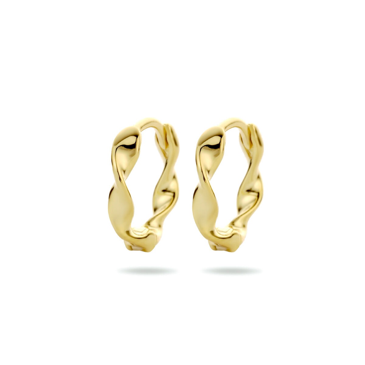 Vergulde zilveren klapoorringen in gedraaid design, geelgoud op 925 zilver, diameter 13,5 mm.