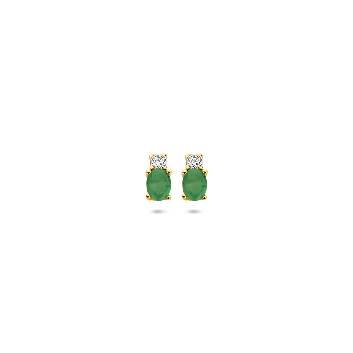 Geelgouden oorknoppen met een groene smaragd en zirkonia, afmetingen 6 x 3 mm.