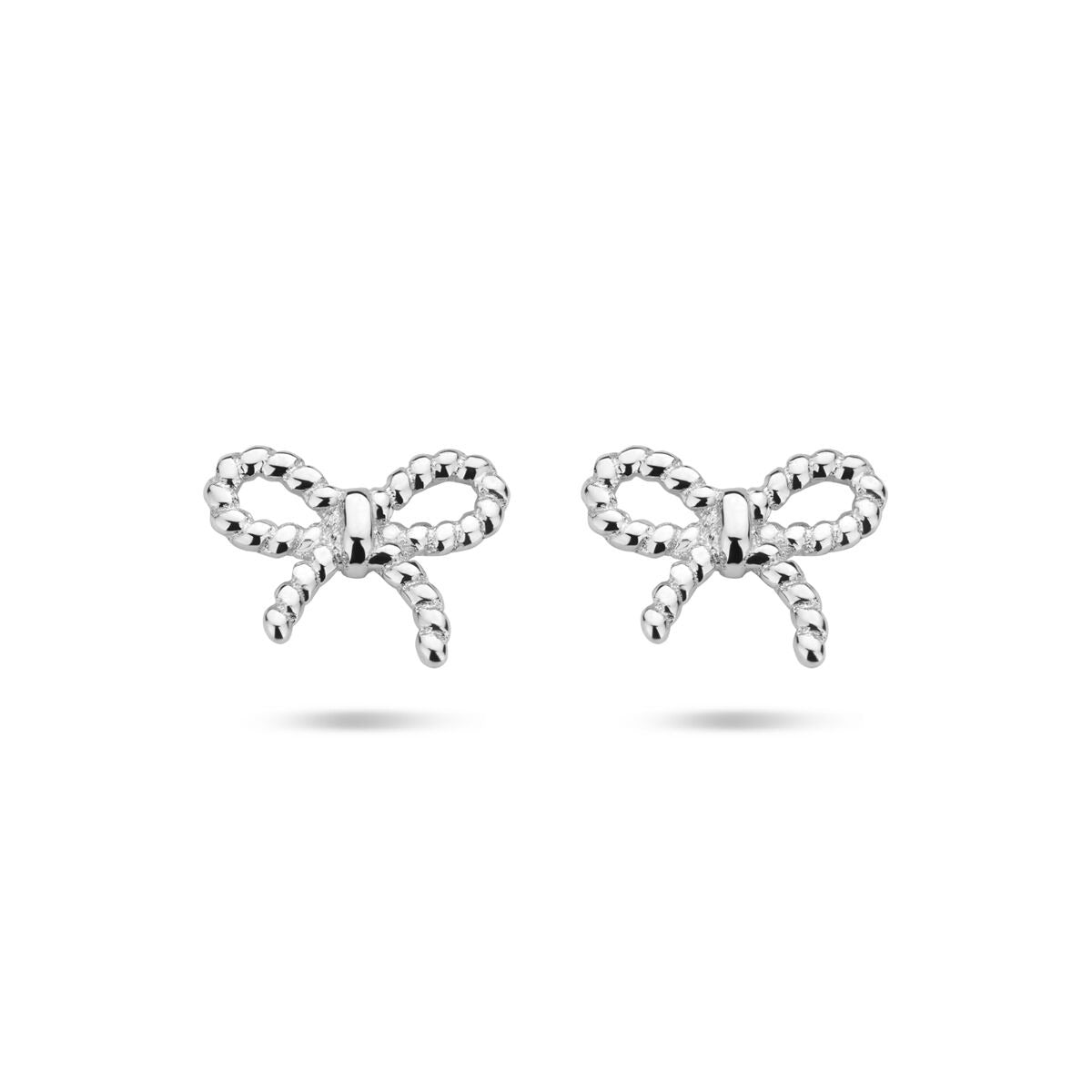 Srebrne kolczyki w kształcie kokardki, gerhodinowane, o wymiarach 6,5 x 8 mm.