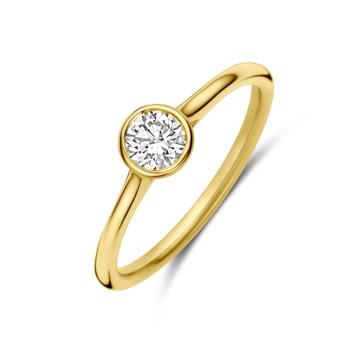 Pierścionek z 14-karatowego żółtego złota z diamentem o masie 0,40 ct w centralnym miejscu.