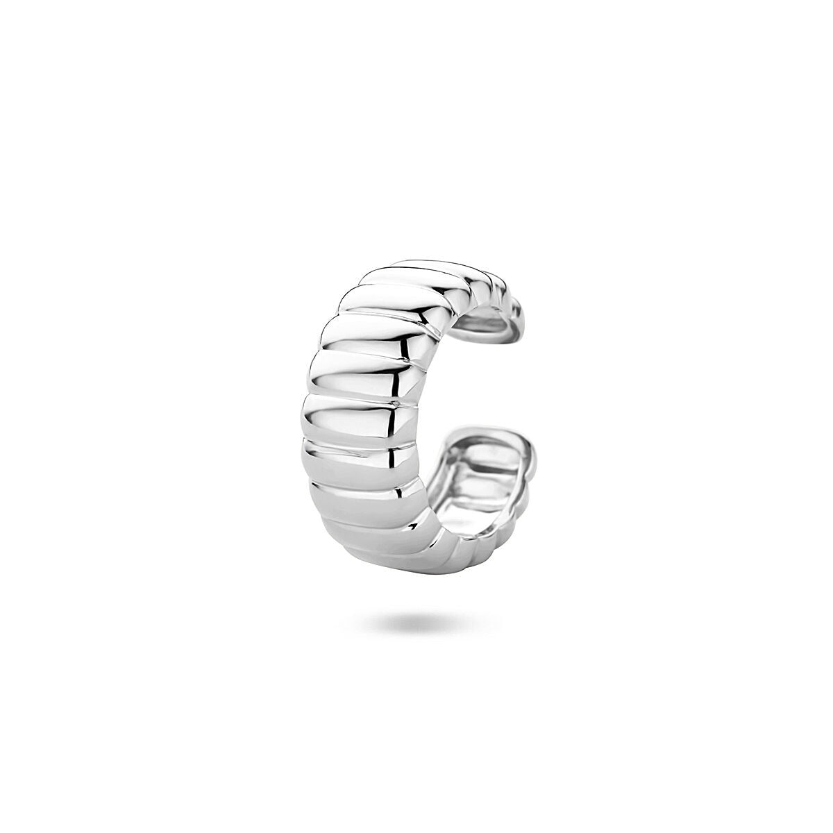 Gerhodineerde zilveren earcuff met een gedetailleerd, golvend patroon.
