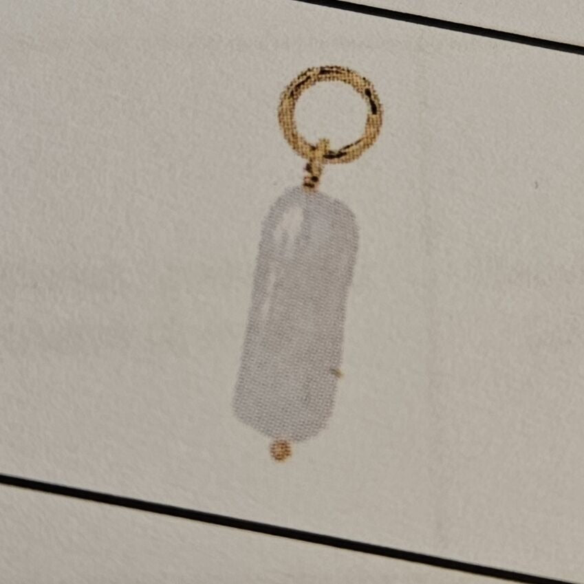 Gerhodineerde zilveren oorringhanger met een witte parel en een golvende, transparante vorm.