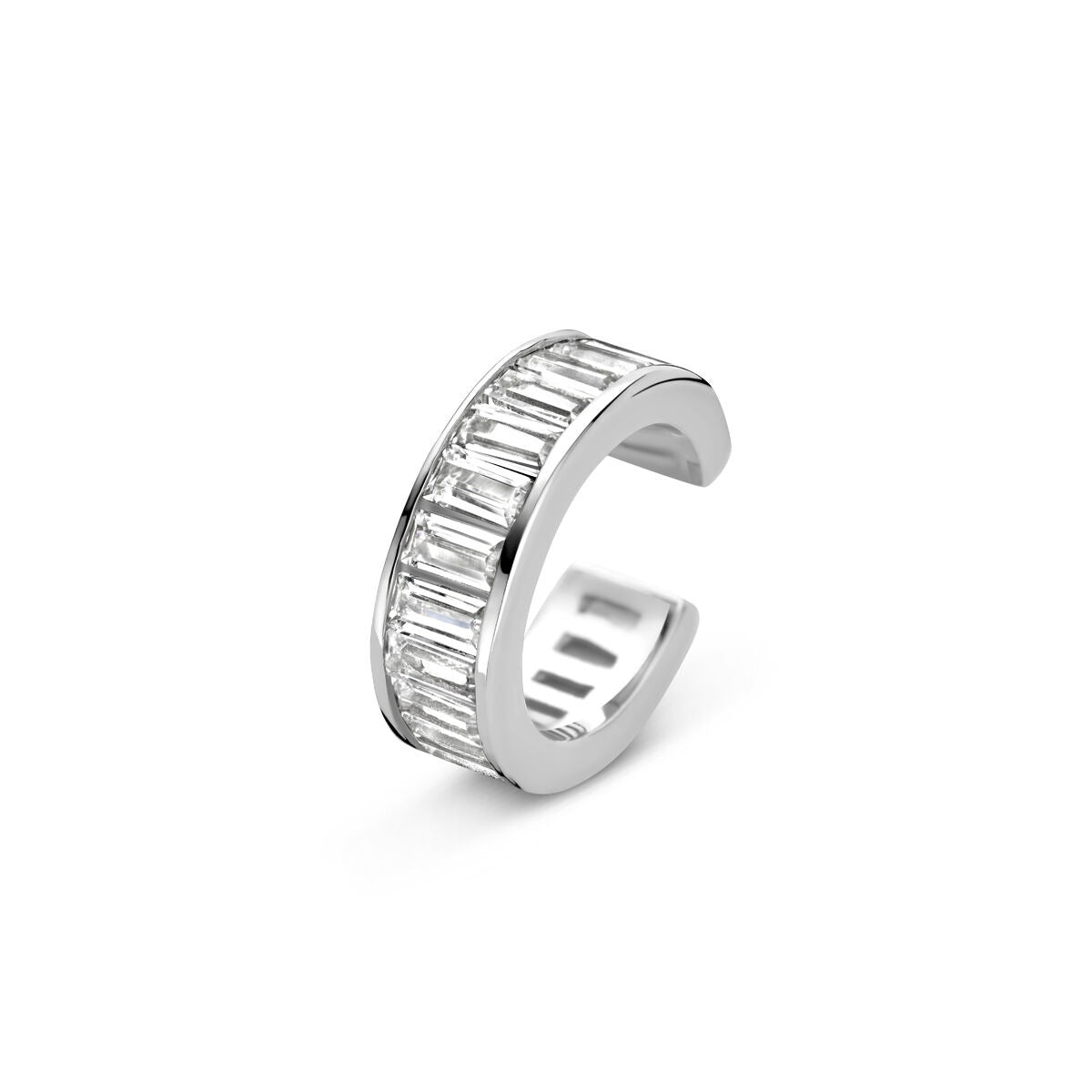 Srebrny ear cuff z cyrkoniami, gerhodynowany, o zaokrąglonym kształcie.