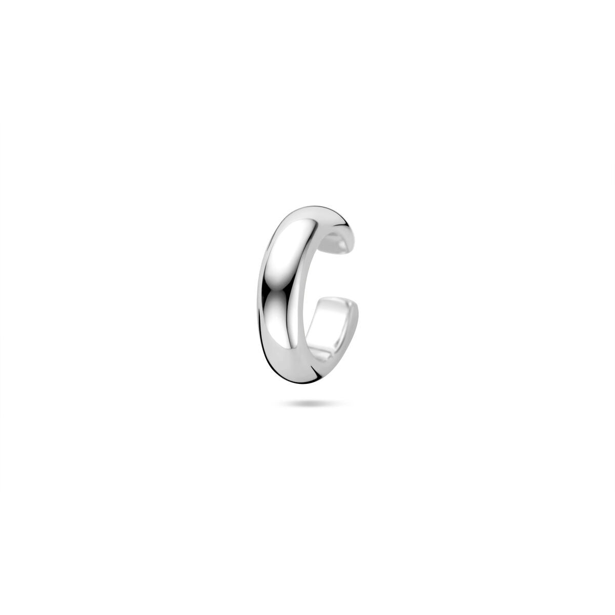 Srebrny ear cuff o szerokości 12,5 mm i wysokości 3,5 mm, o gładkiej, błyszczącej powierzchni.