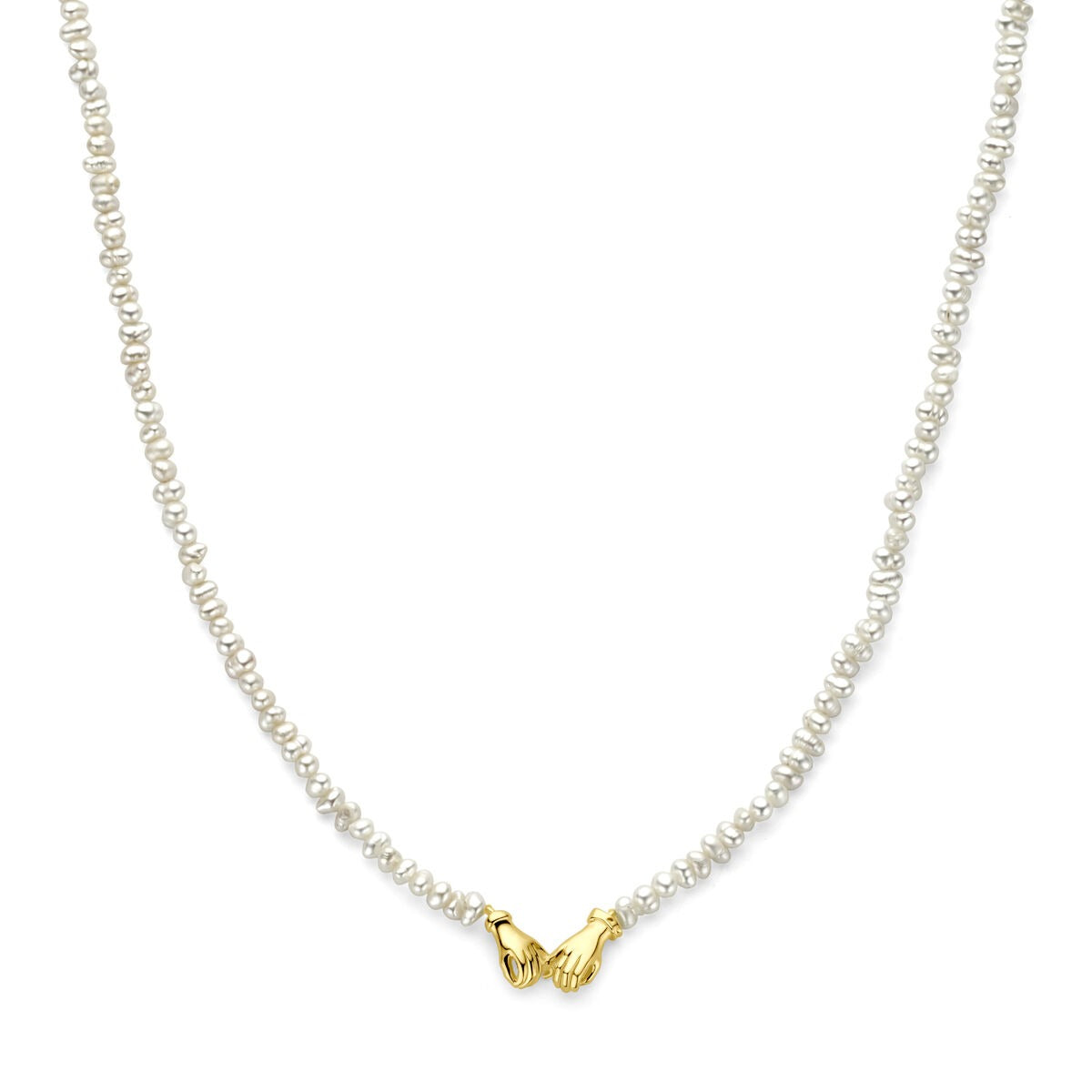 Verguld zilveren collier met kleine parels en een gouden hand-ornament in het midden.