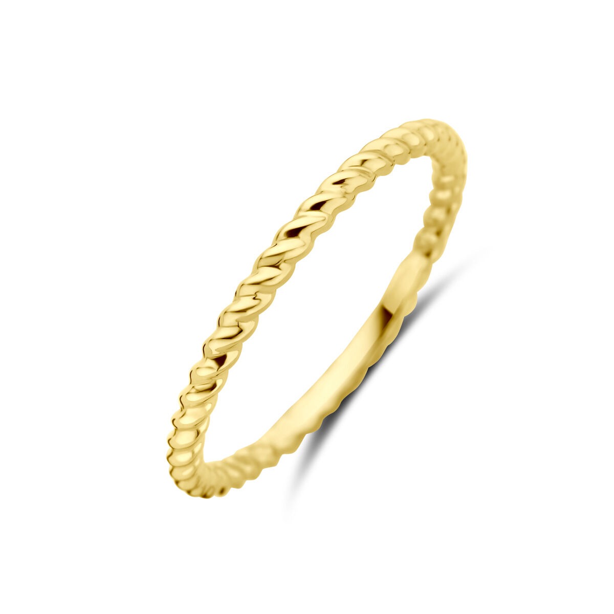 Gedraaide damesring van 14k geelgoud met een breedte van 1,5 mm en een subtiele structuur.