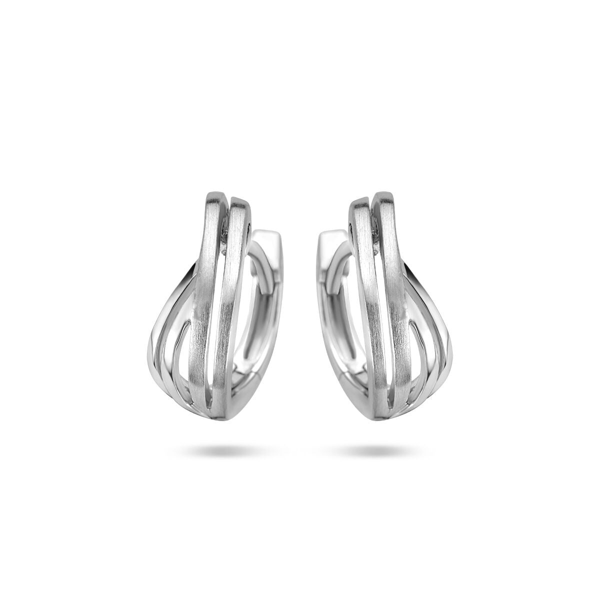 Srebrne kolczyki kreolki z rodowanym wykończeniem, o nowoczesnym, falistym kształcie.