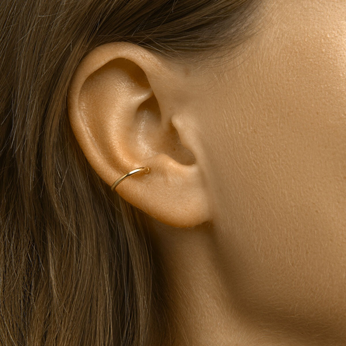 Pozłacany srebrny earcuff – nowoczesny akcent w kolorze złota