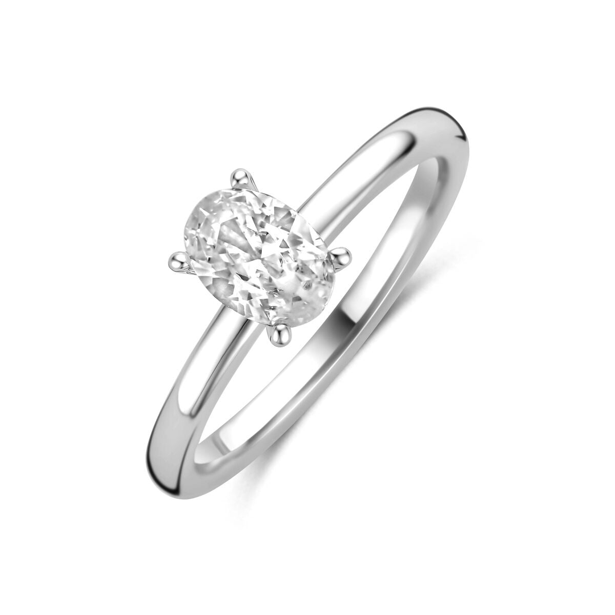 Zilveren solitaire ring met een ovale, heldere zirkonia in een eenvoudige zetting.