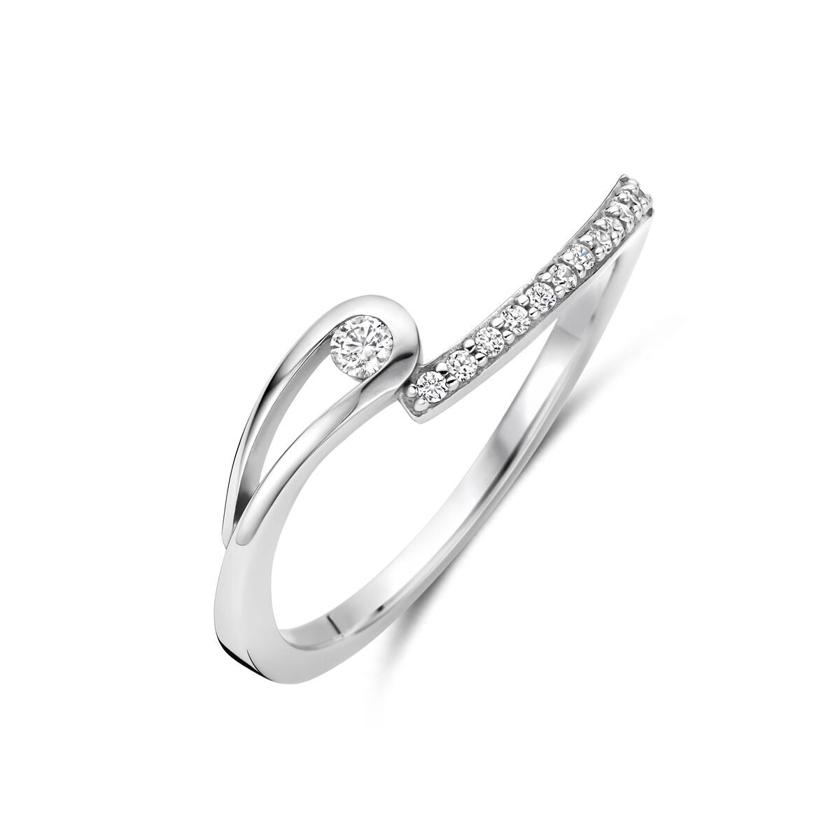 Zilveren damesring van gerhodineerd 925 zilver met zirkonia in entourage zetting en een moderne, golvende vorm.