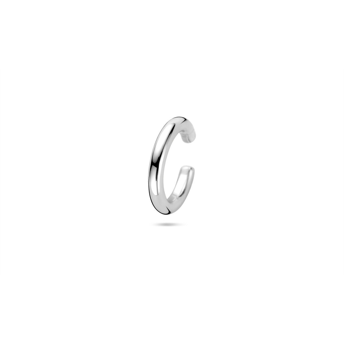Srebrny ear cuff, gerhodynowany, o gładkiej powierzchni i minimalistycznym kształcie.
