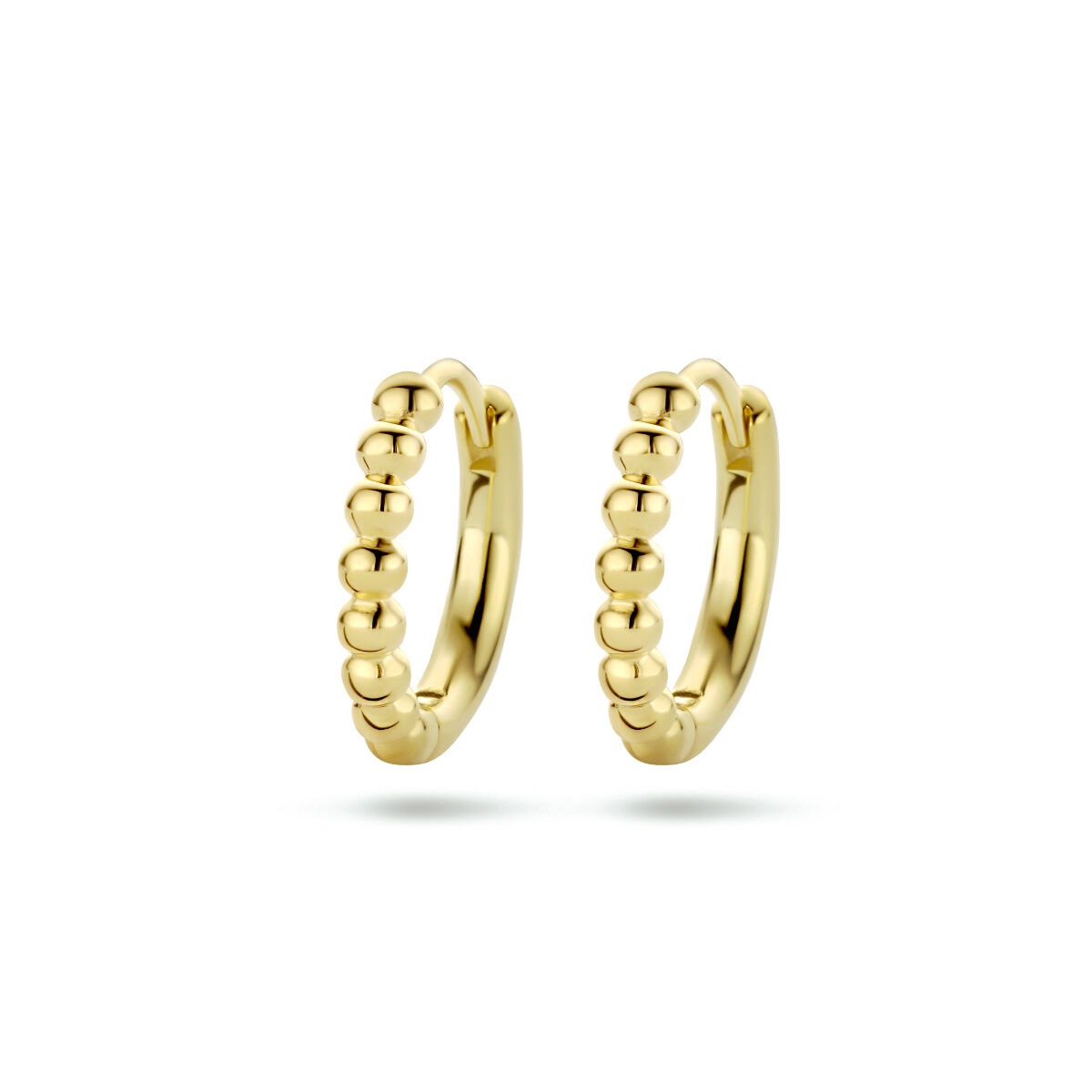 Vergulde zilveren klapoorringen met een bolletjesdetail, 2.3 mm breed.