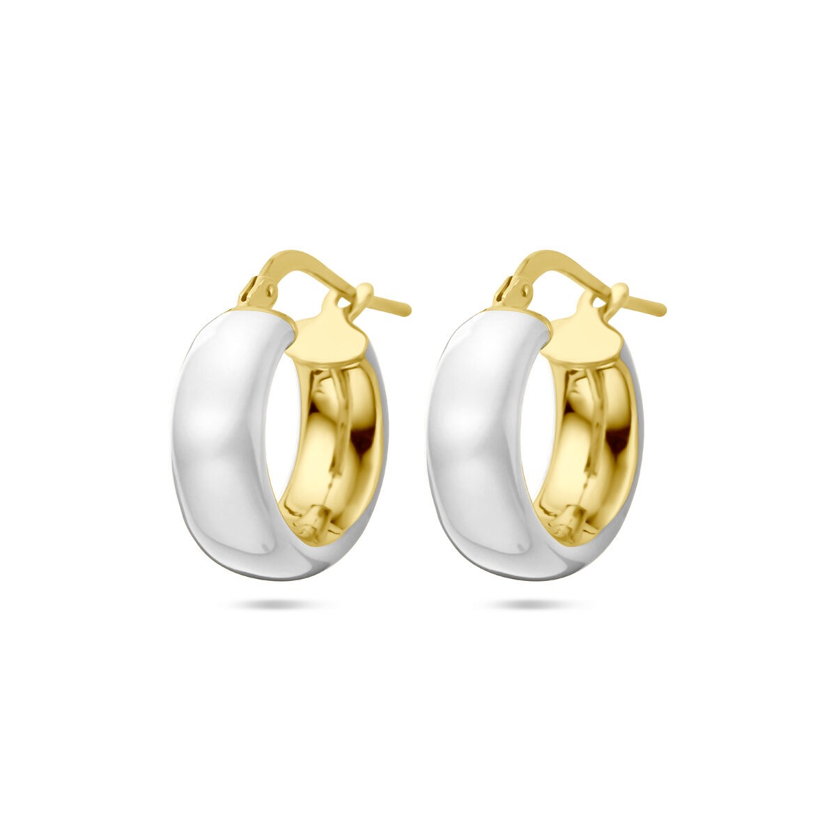 Vergulde zilveren oorringen met een gladde witte emaille afwerking en een geelgouden binnenkant.