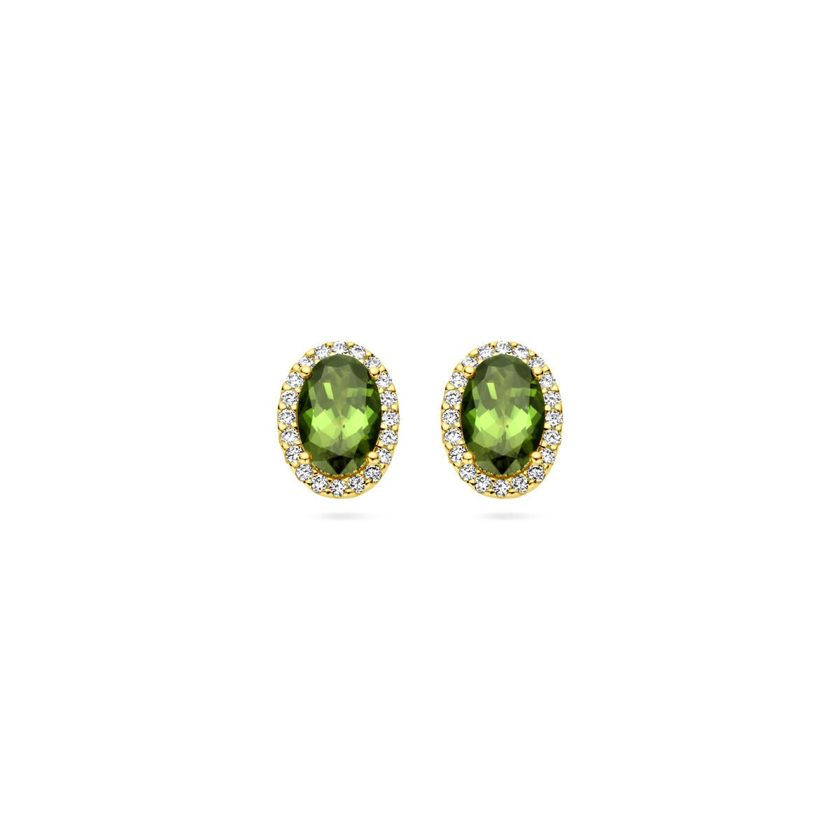 Geelgouden oorknoppen met groene toermalijn en een omlijsting van kleine diamanten.