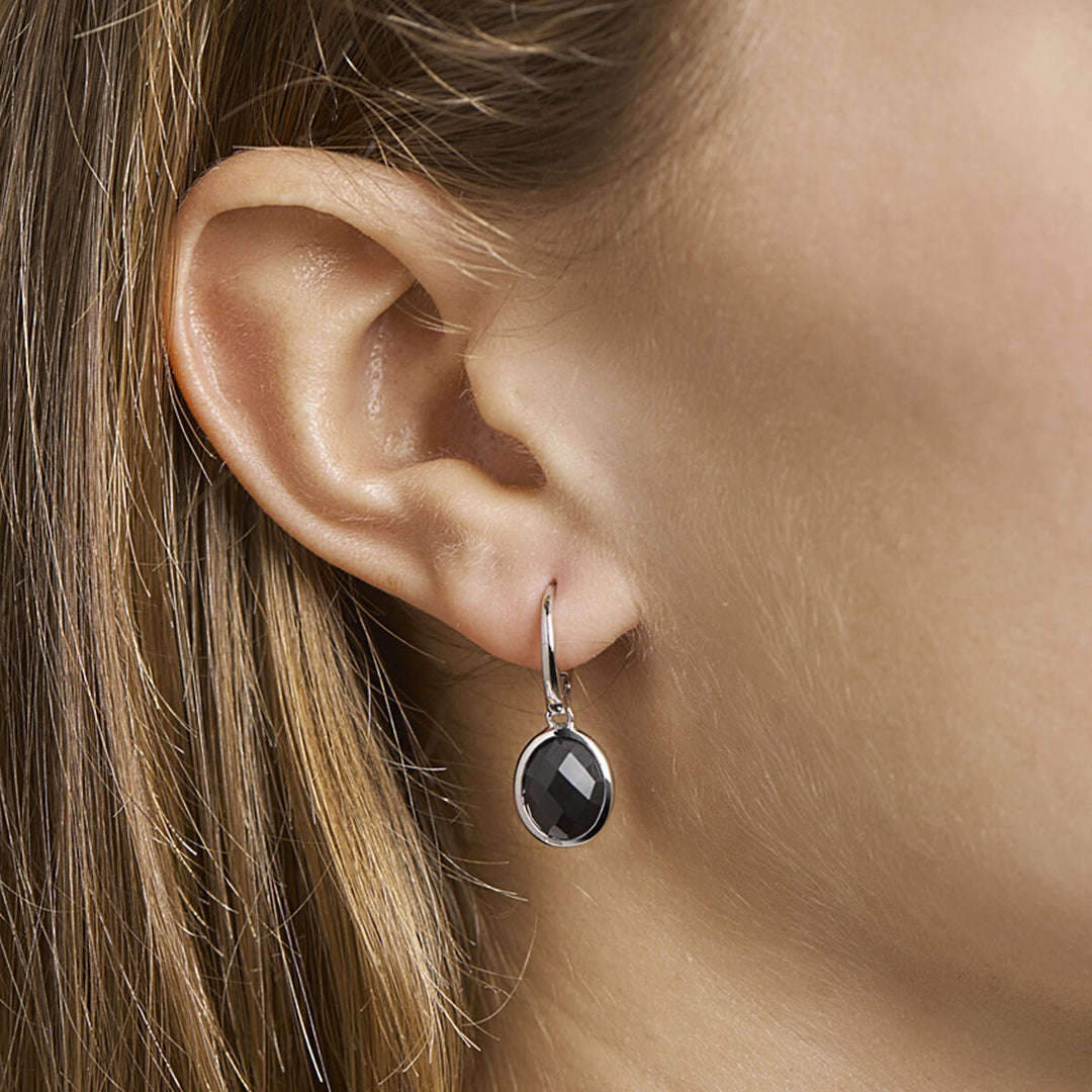 Zilveren oorringen met onyx hangers – gerhodineerd 925