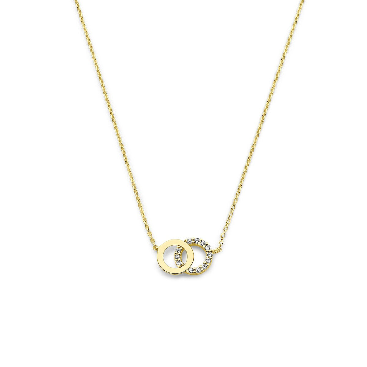 Geelgouden collier met twee ringen, waarvan één bezet met zirkonia, aan een fijne schakelketting.