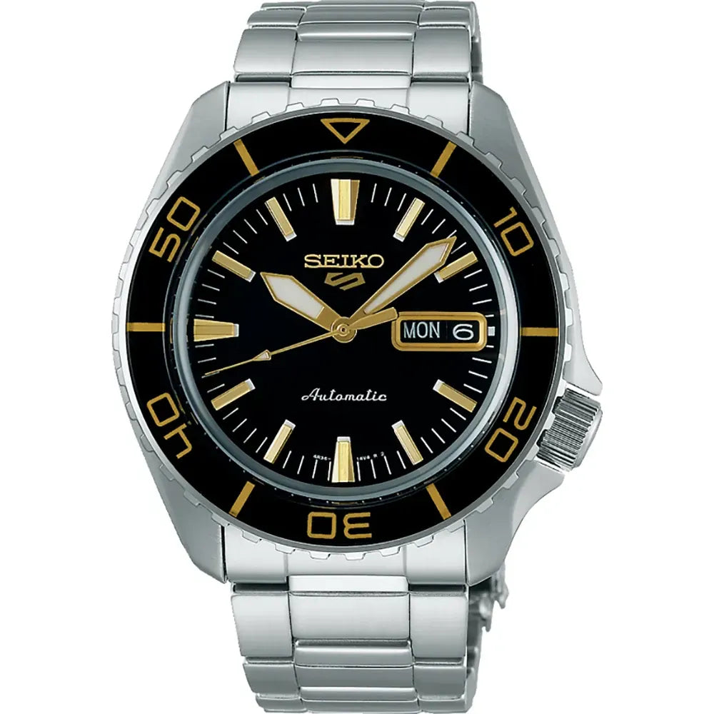 Zilveren automaat horloge met zwarte wijzerplaat, gouden accenten en een zwarte lunette.