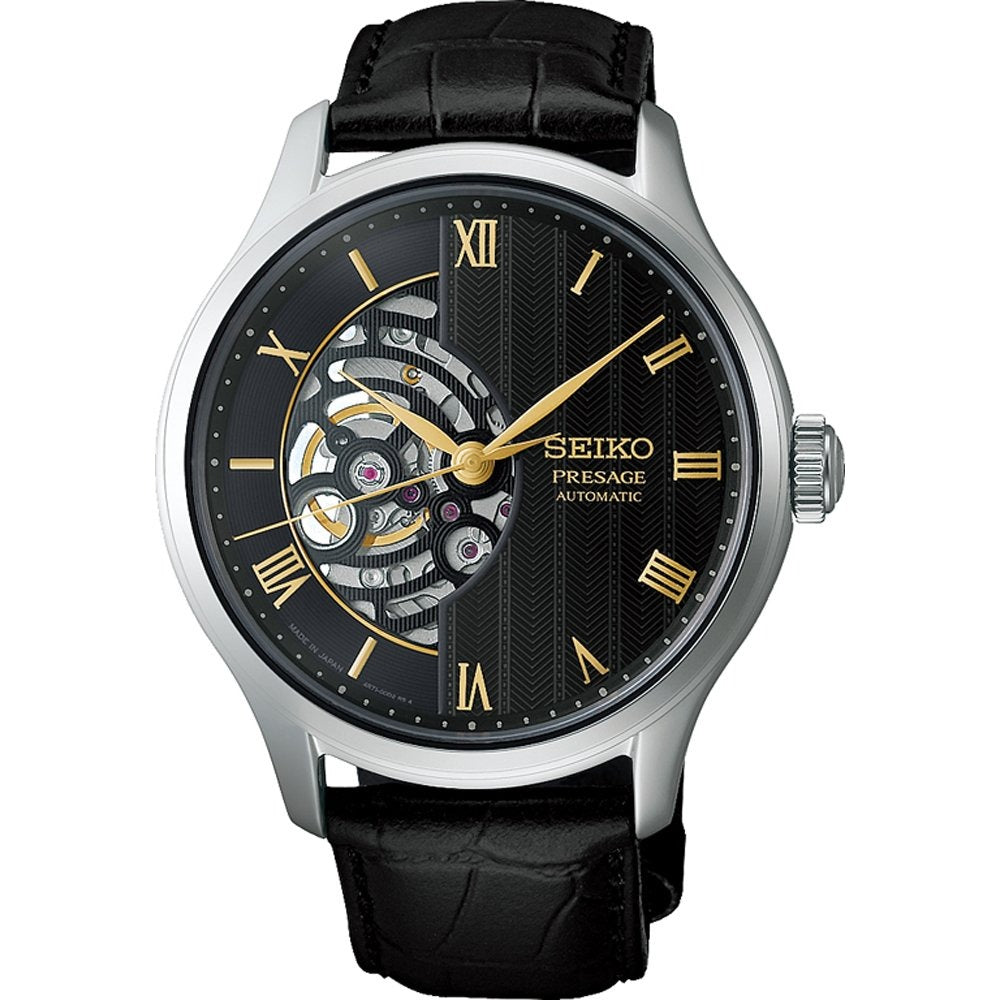 Zilveren heren horloge met zwarte wijzerplaat, automatische beweging en leren band, voorzien van Romeinse cijfers.
