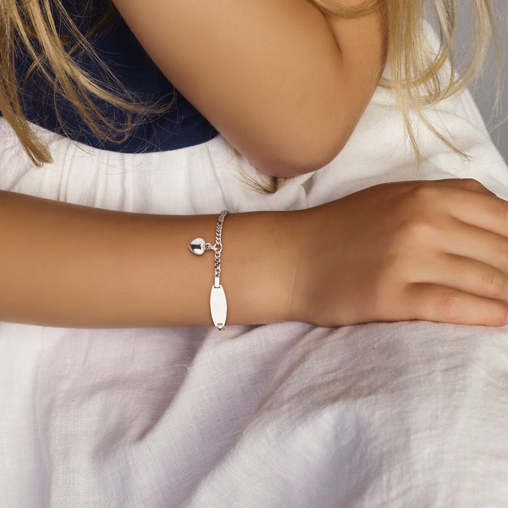 Zilveren kinder graveerarmband met hartje – gerhodineerd
