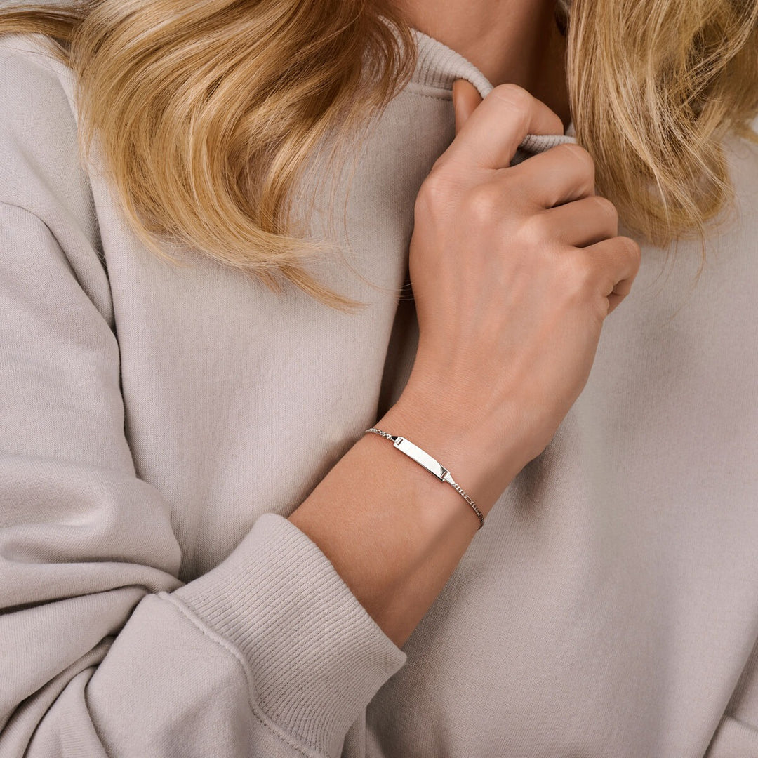Zilveren dames graveerarmband met rechthoekige plaat en figaro schakel