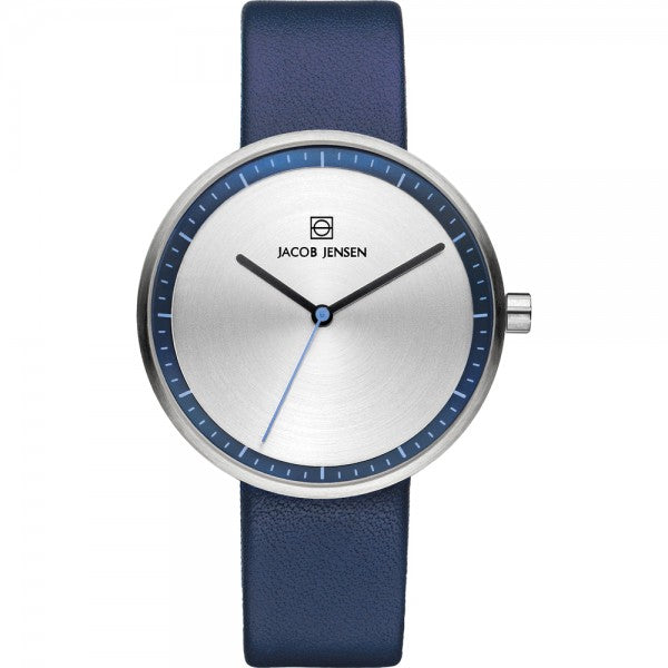 Zilveren horloge met blauwe leren band en een minimalistische wijzerplaat met blauwe accenten.