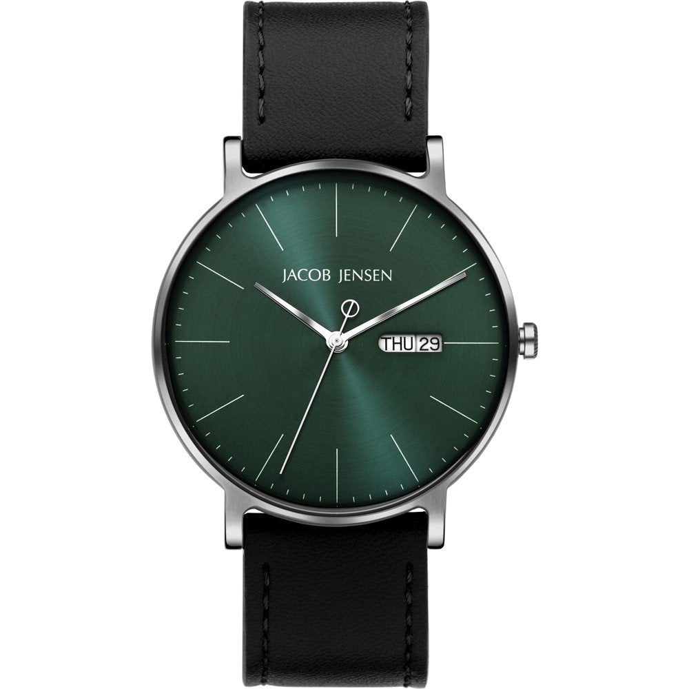 Zwart leren horloge met groene wijzerplaat, zilveren kast en datumaanduiding.