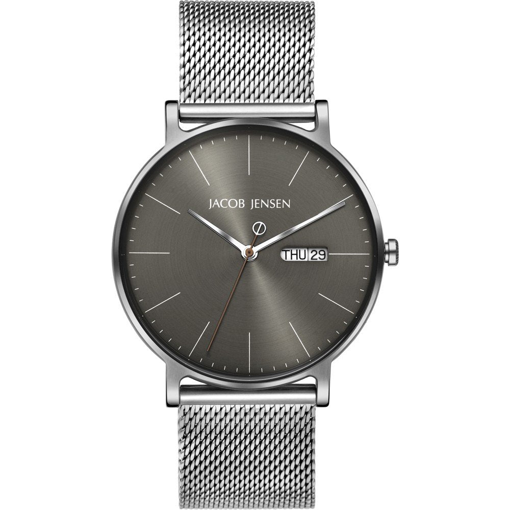 Zilveren horloge met een grijze wijzerplaat, mesh-band en datumweergave.
