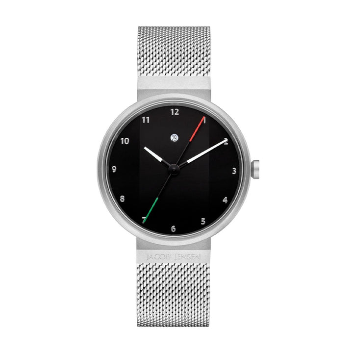 Maak kennis met de Jacob Jensen 780, een minimalistisch polshorloge met een zilveren meshband en een strak zwart gezicht. Het heeft zilveren uurmarkeringen, wijzers, twee dunne gekleurde lijnen in groen en rood, quartzprecisie en een elegant gegraveerde merknaam op de band.