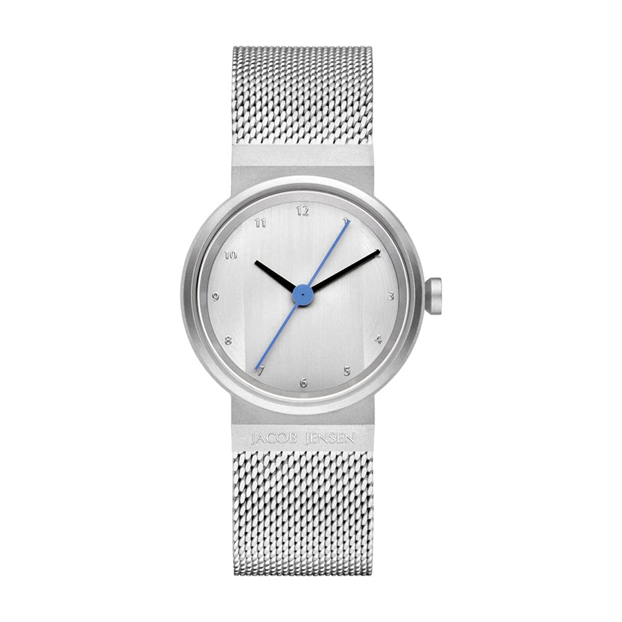 Zilveren horloge met een ronde wijzerplaat, blauwe secondewijzer en een mesh-band.