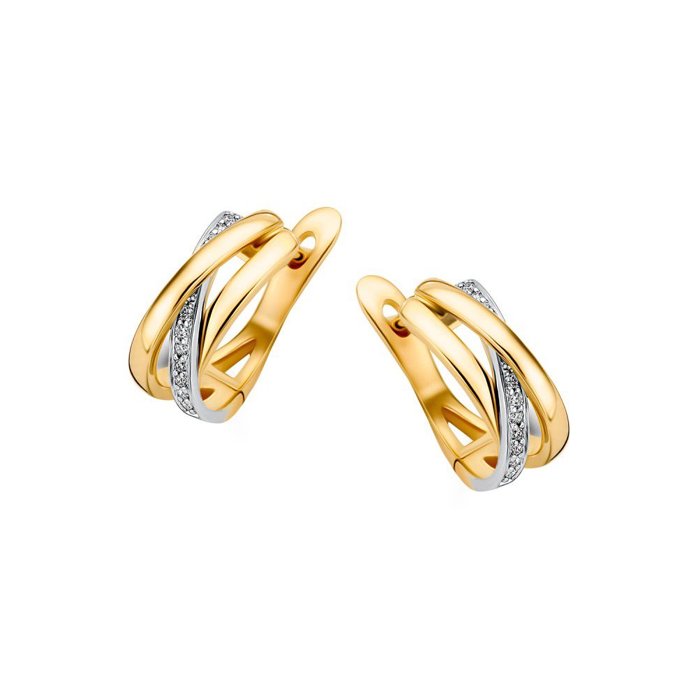 De Elegante Geelgouden Oorringen met Diamant van Excellent Jewelry zijn subtiele damesoorbellen van 14 karaat geelgoud, afgewerkt met fonkelende diamanten, stijlvol gepresenteerd op een witte achtergrond.