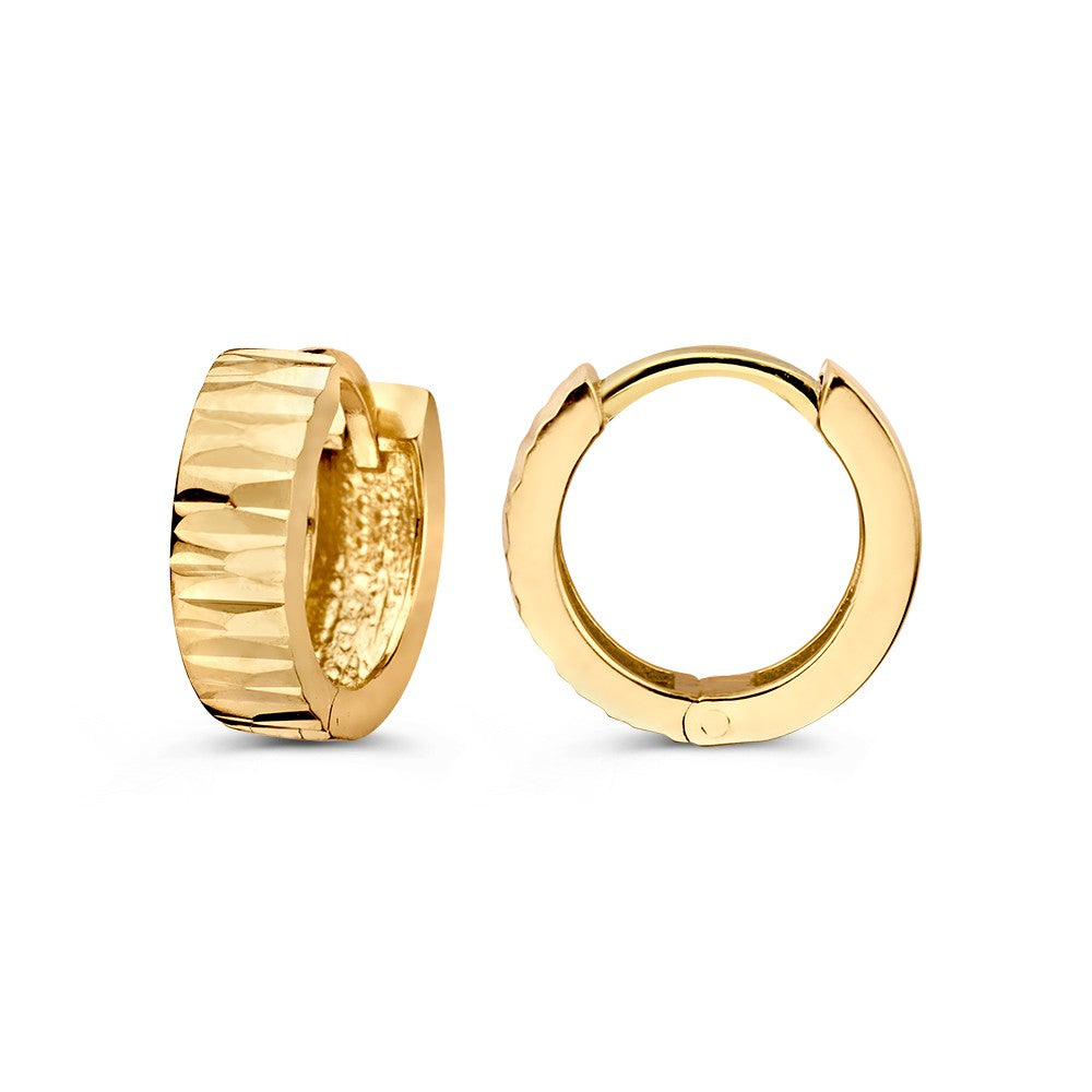 De Geelgouden Oorringen met Bewerkte Voorzijde - Subtiele Luxe van Excellent Jewelry zijn 14 karaat, met één bewerkte en één gladde ring, beide voorzien van een veilige scharnier sluiting. Perfect voor liefhebbers van gouden sieraden.