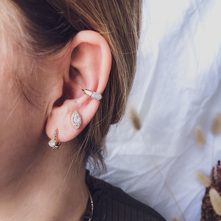 Geelgouden Oorringen met Gouden Bolletjes en Zirkonia – Subtiele Luxe en Speelse Elegantie