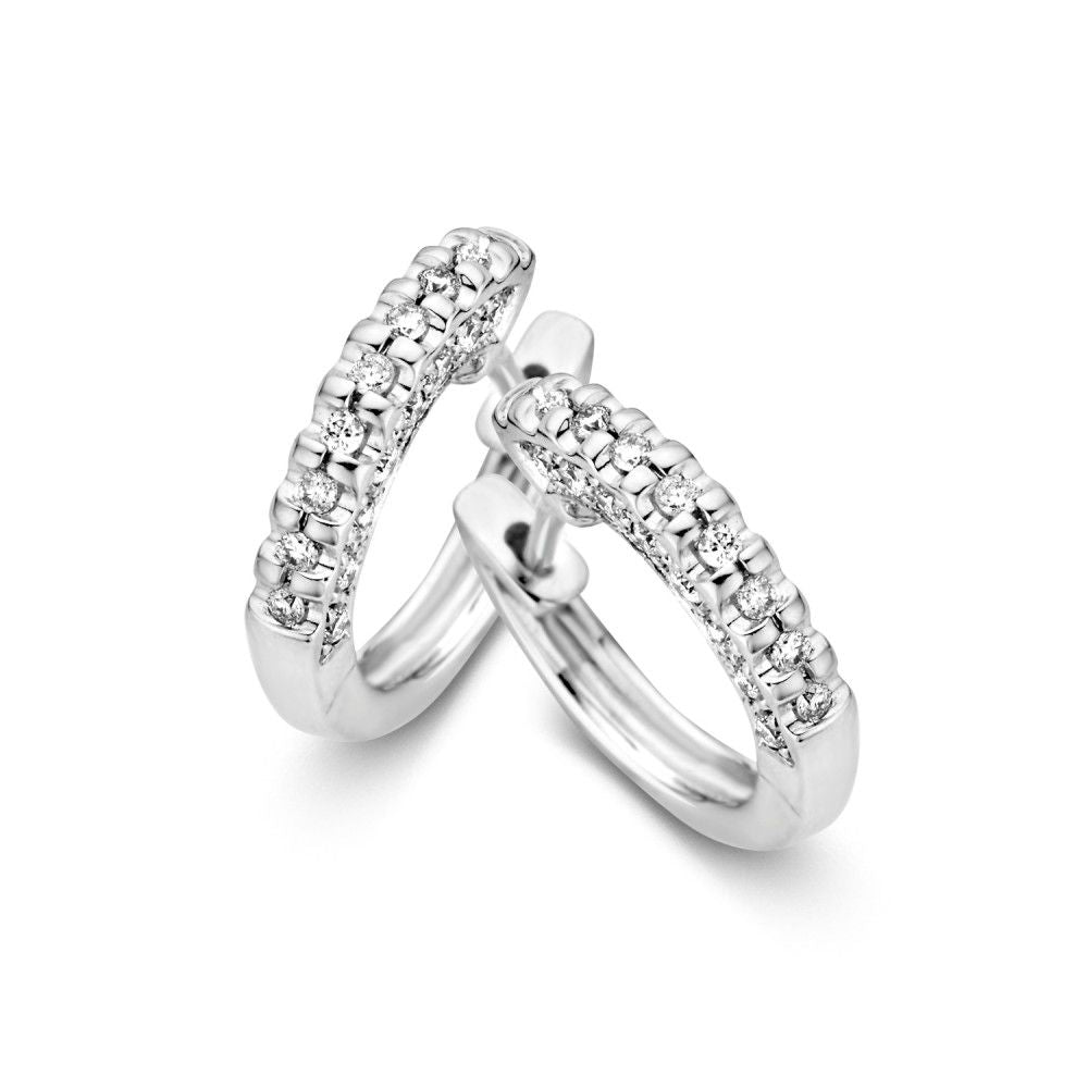 Excellent Jewelry Witgouden Oorringen met Diamanten aan de Zijkanten - 14 karaat, 0.30 crt, schitteren op een witte achtergrond.