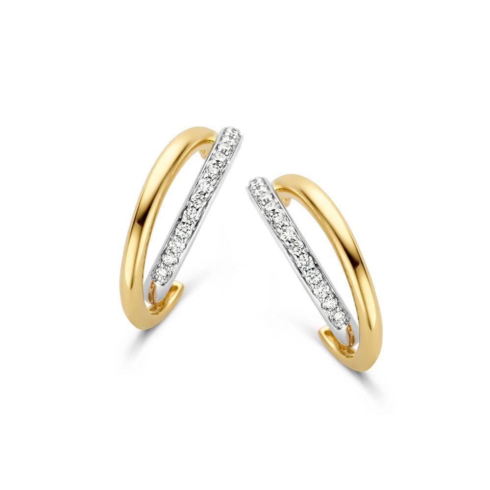Een paar 14 Karaat Bicolor Gouden Oorstekers met Diamant (0,18 crt Briljant) van Excellent Jewelry, bestaande uit gouden hoepels met een zilveren staaf bezet met diamanten door het midden, afgebeeld op een witte achtergrond.
