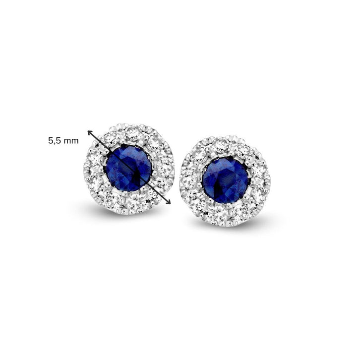 Excellent Jewelry Bicolor Gouden Oorknoppen met Saffier en Diamanten 0,11ct: ronde 14k oorstekers met centrale saffier, omringd door een halo van diamanten; doorsnede 5,5 mm.